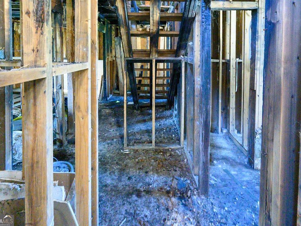 13th image of 728 Center Hill Ave NW