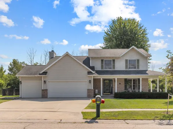 972 Honeysuckle Ln, Fond Du Lac, WI 54935