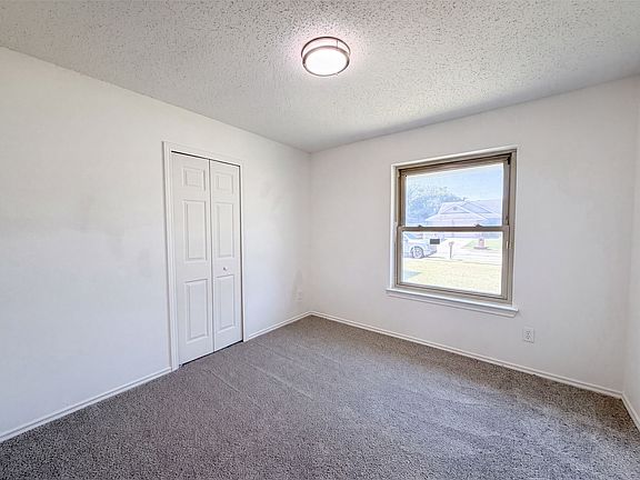 4th image of 220 Creekwood Ln