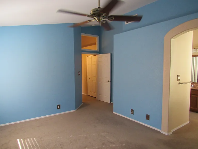 853 E Constitution Dr — Photo 14