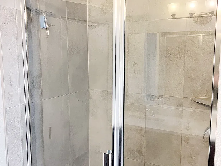 Primary Large Shower