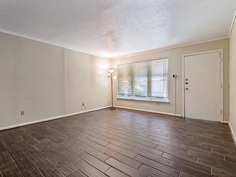 3827 Gilbert Ave #109 — Photo 9
