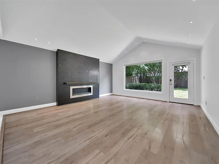 2206 Saxon Dr — Photo 4