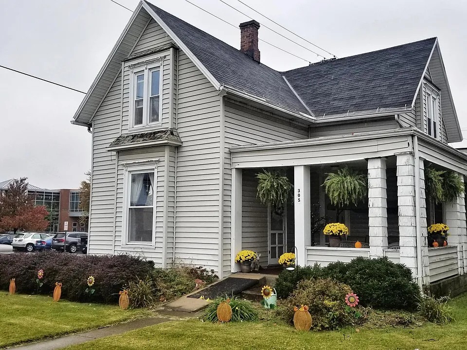 305 1/2 S Main St