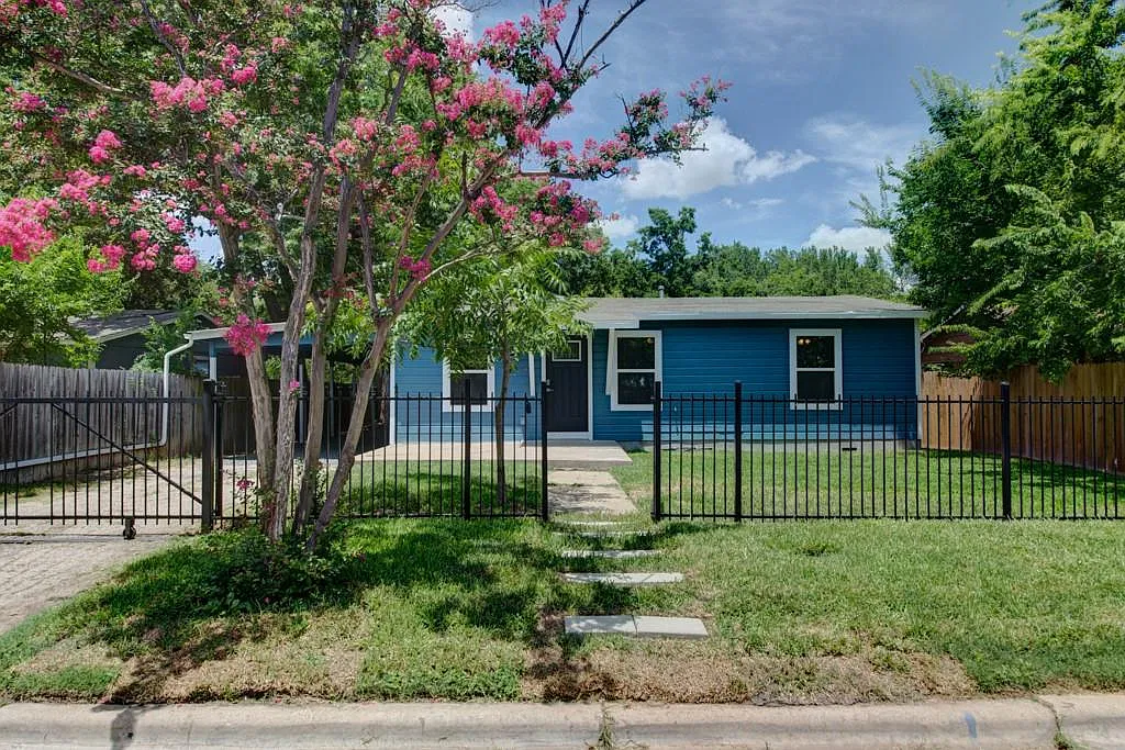 4 bed, 2.0 bath, 1464 sqft, $2,300 — Photo 2