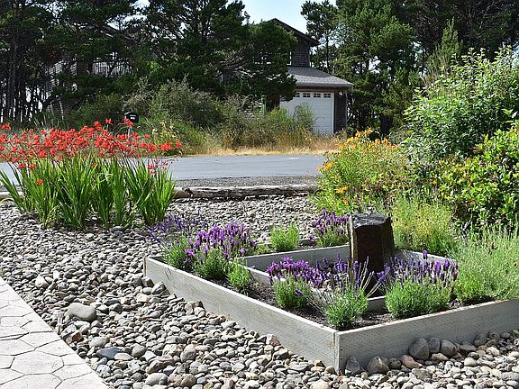 Low Maintain Yard & Fountain