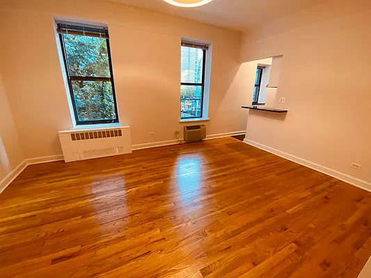 Rented by Metropolis Real Estate of Manhattan | media 9