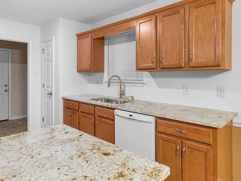 2200 Liberty Dr E — Photo 12