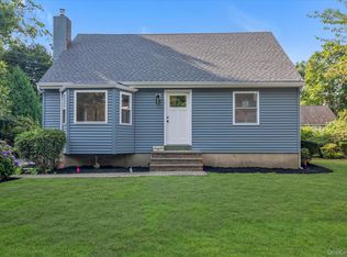 10 Stratton Dr, Huntington Station, NY 11746