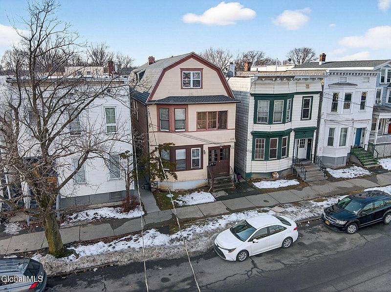 4th image of 558 Washington Avenue
