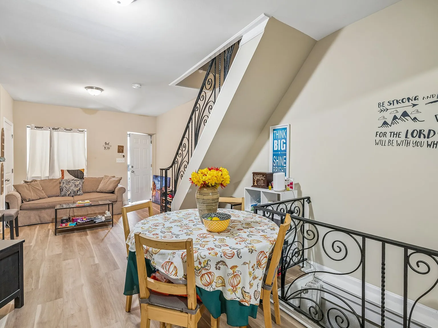 3 bed, 896 sqft, $1,650 — Photo 4