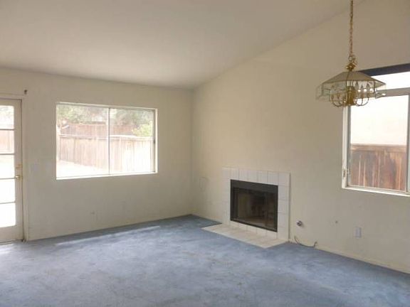 Living room w/ Fireplace