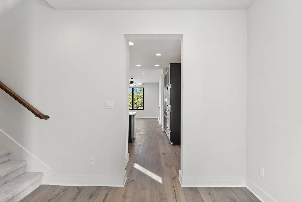 4 bed, 2349 sqft, $3,190 — Photo 2