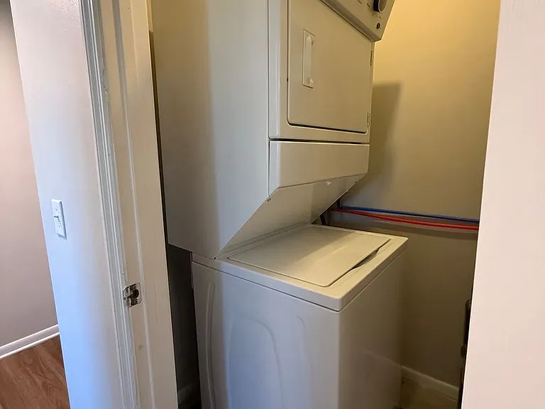 Executive House Apartments — Photo 38