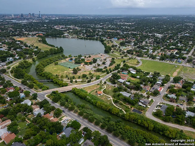 2231 W Woodlawn Ave — Photo 4