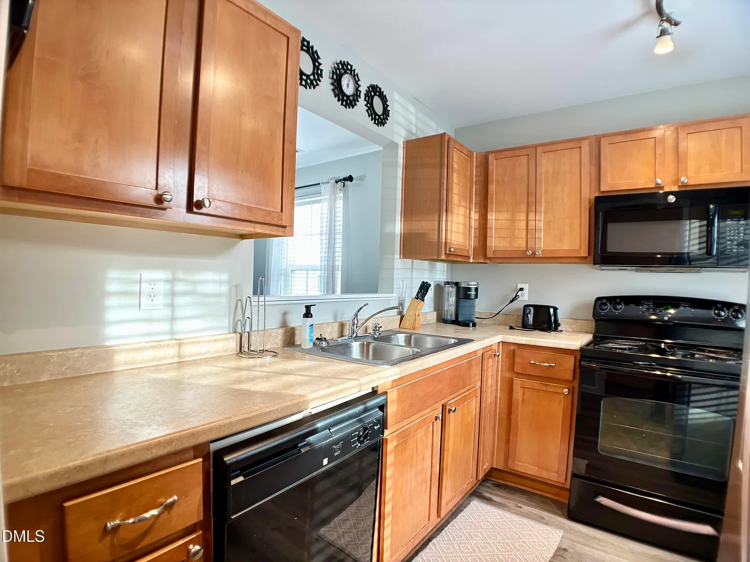 Studio, 2.0 bath, 1020 sqft, $2,000 — Photo 2