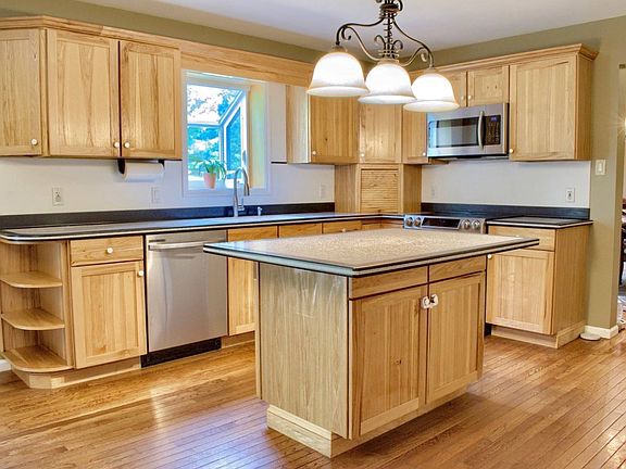 4th image of 230 Woodland Ct