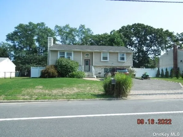 345 Randall Rd, Ridge, NY 11961