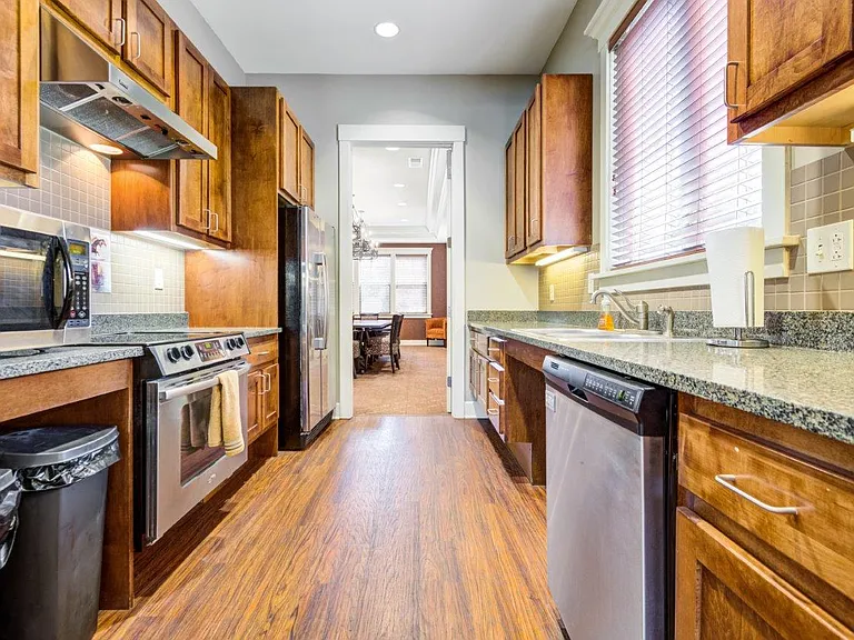 Saratoga Crossing Apartments & Townhomes — Photo 42