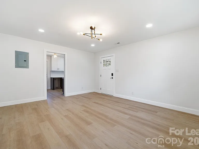 1320 Anderson St — Photo 3