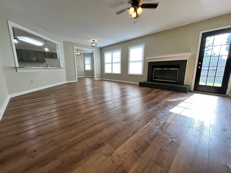 115 Sleepy Hollow Ln — Photo 3
