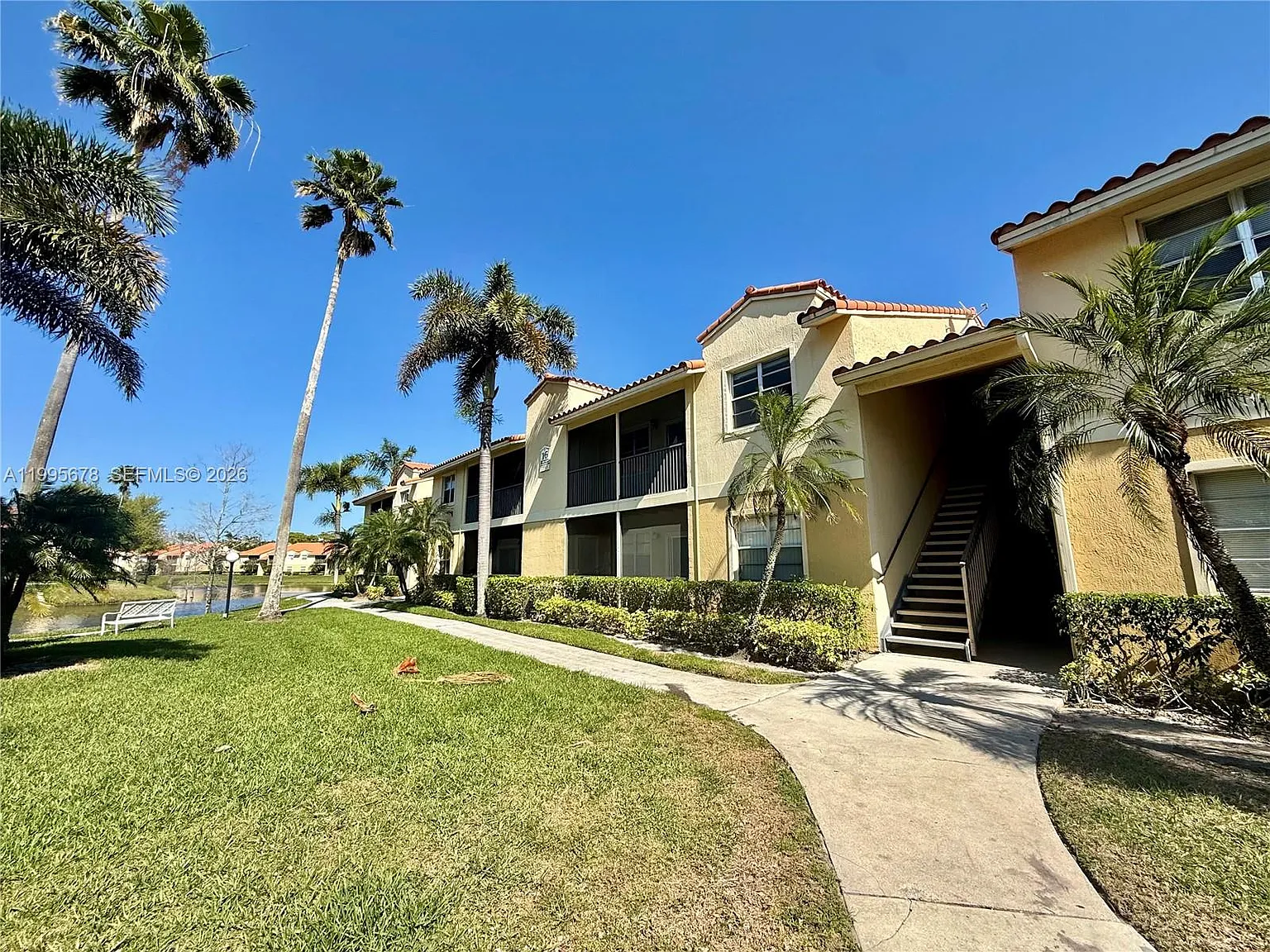 Royal Poinciana Condo — Photo 1
