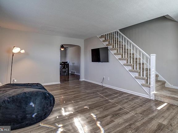 3rd image of 700 Surrey Ln