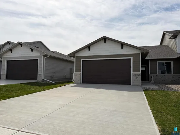 5221 E 67th St, Sioux Falls, SD 57108