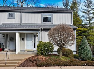 1555 Pinehurst Dr, Pittsburgh, PA 15241
