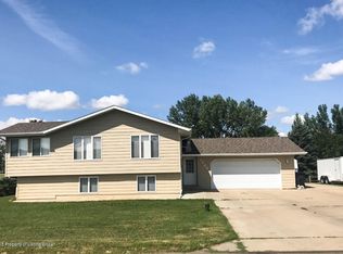 1728 7th Ave SW, Dickinson, ND 58601