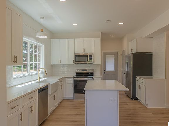 5th image of 806 Coleman St