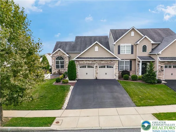 792 Swallow Tail Ln, Breinigsville, PA 18031