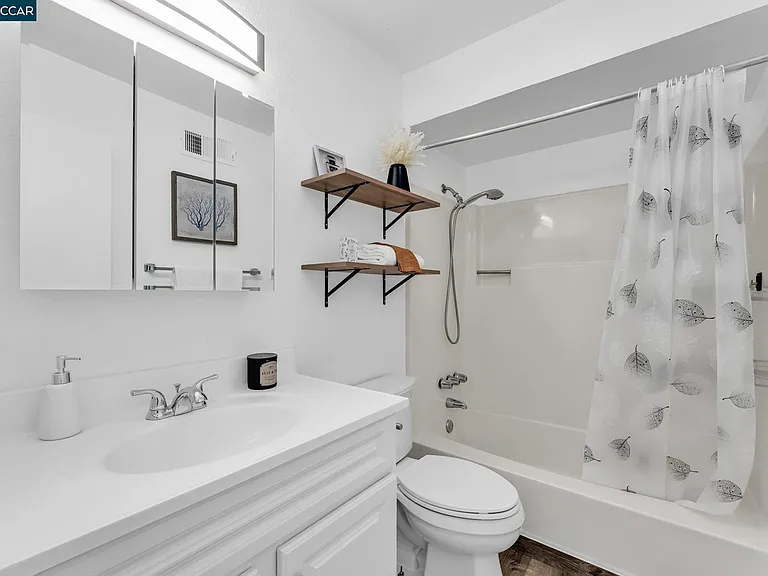 392 Bayview Cir — Photo 30