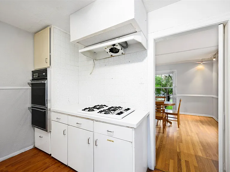 1832 Lexington St — Photo 9