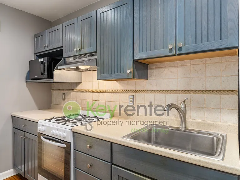 9 Brookdale Gdns #D — Photo 9