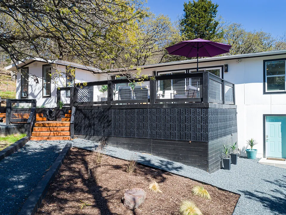 251 Queens Dr