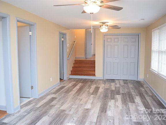 4th image of 1341 20th Ave NE
