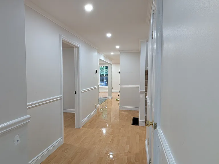 63 Marlow Cres — Photo 2