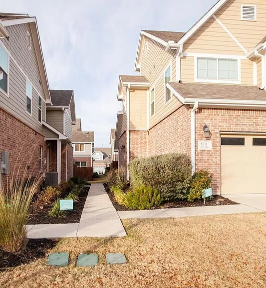 616 Laurel Ln — Photo 2