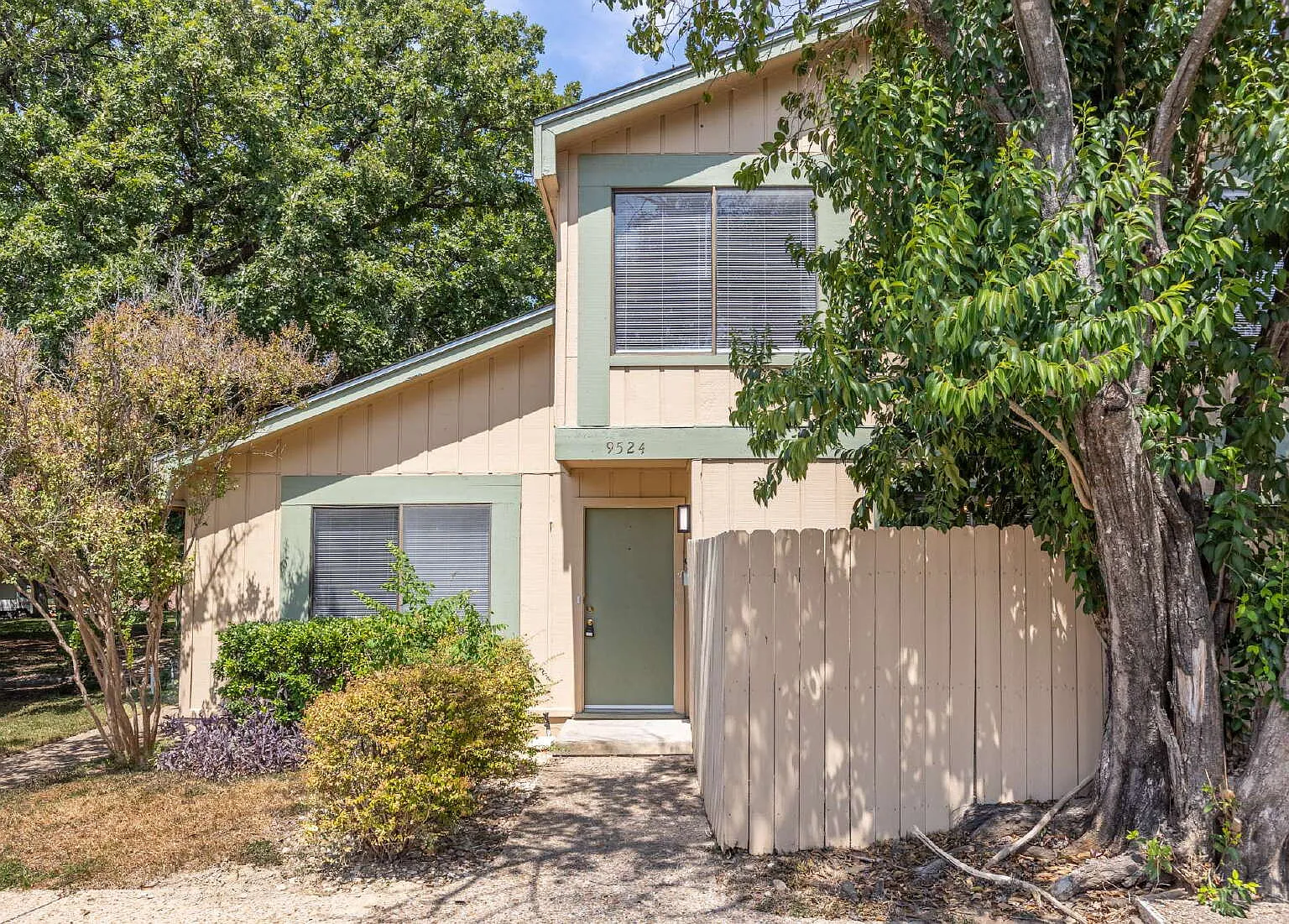 2 bed, 1.5 bath, 1298 sqft, $1,600 — Photo 1