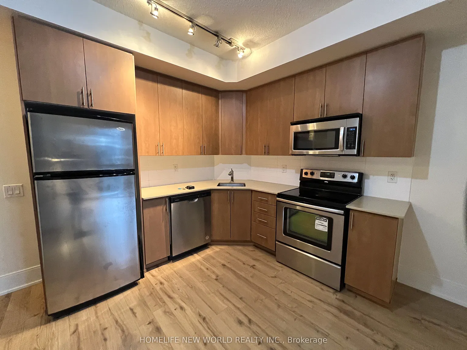 560 Front St W — Photo 2