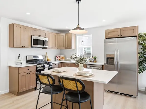 39 Douglas Ave, Providence, RI 02908