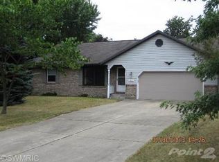 2136 Oak Lawn Dr, Stevensville, MI 49127