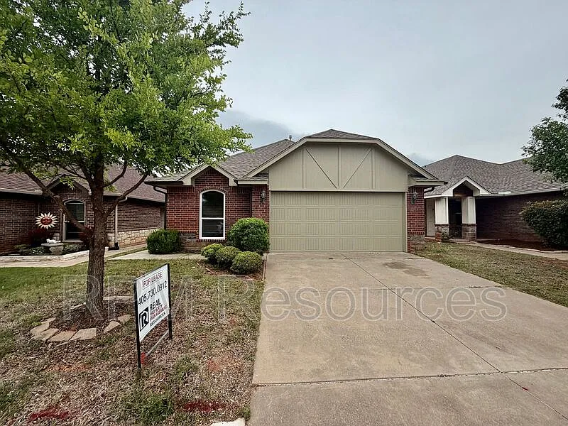 Building Photo - 2401 Golden Ln