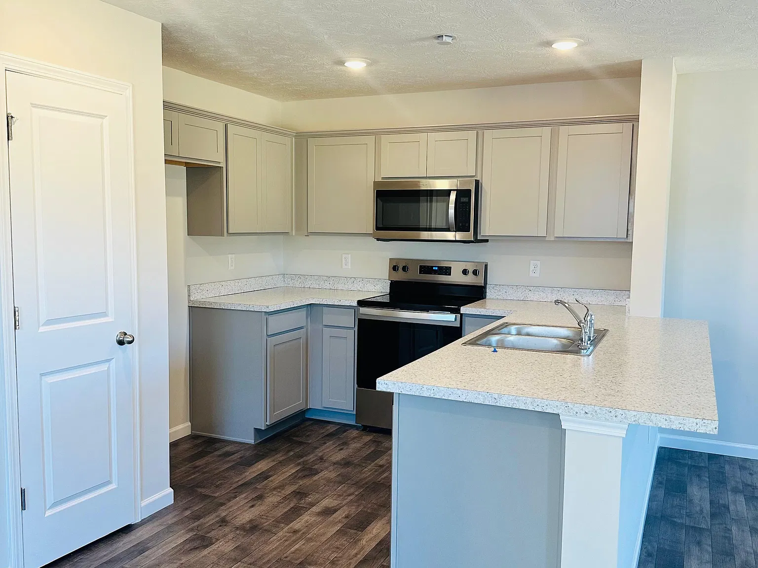 3 bed, 2.5 bath, 1420 sqft, $2,300 — Photo 3
