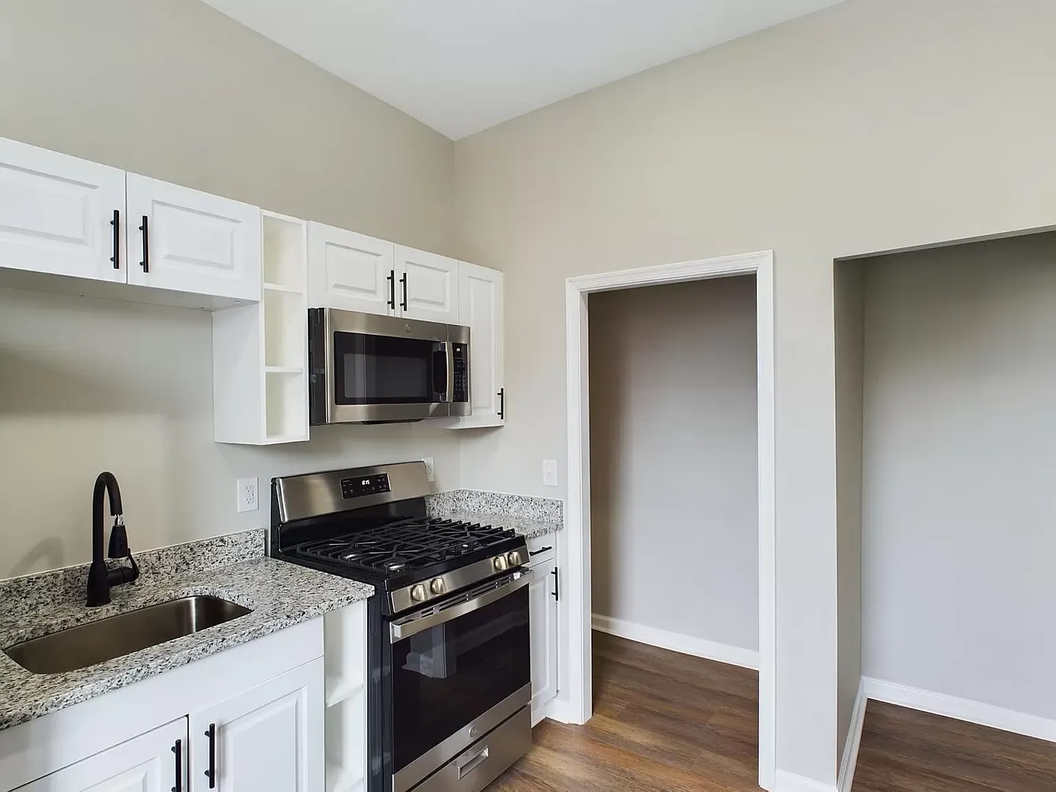 1 bed, 900 sqft, $1,300 — Photo 1