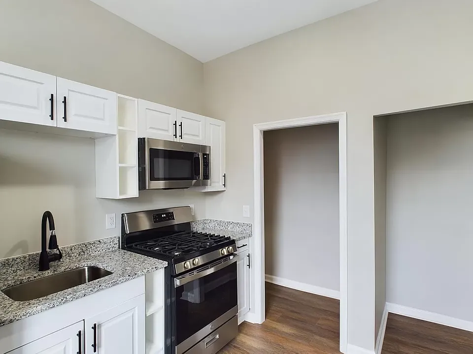 216 W Burke St #2
