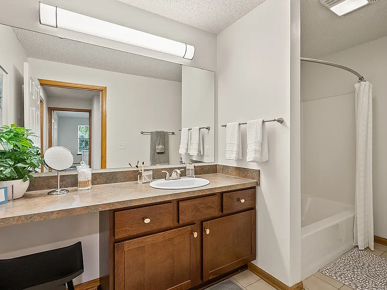 Riverwood Apartments Bathroom