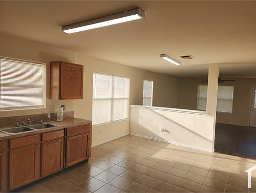 5th image of 819 Danbury Park Ln