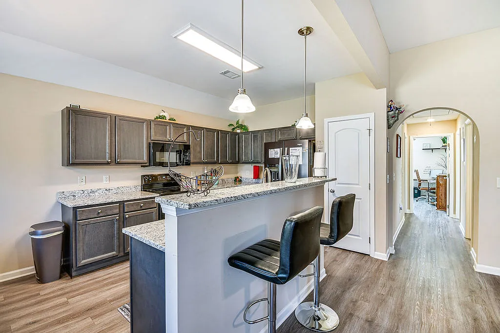 4 bed, $3,400 — Photo 1